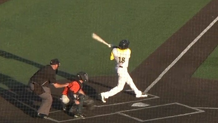 Brandon Thomas odpálil homerun do vlastného auta.