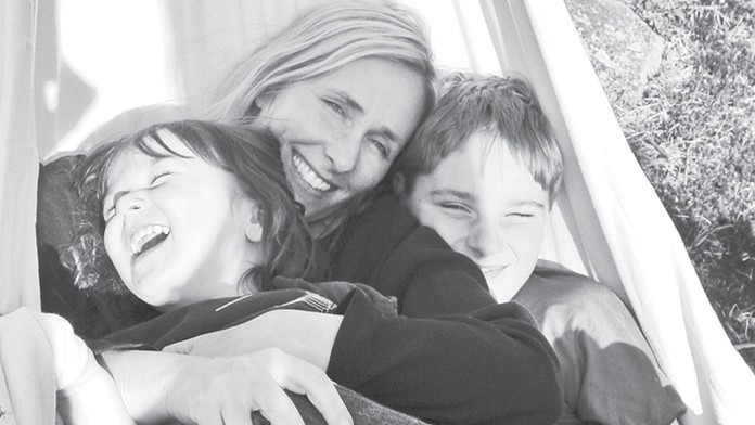 Synovia v maminom naručí.