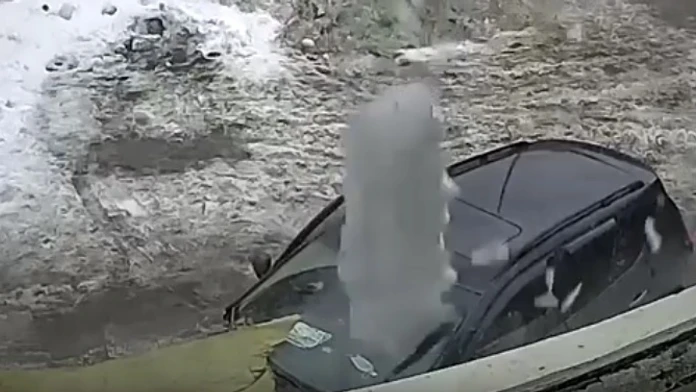 Ľad padá na auto.