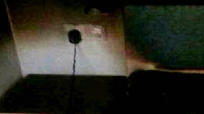 Vysielačka bola zapojená v zásuvke.