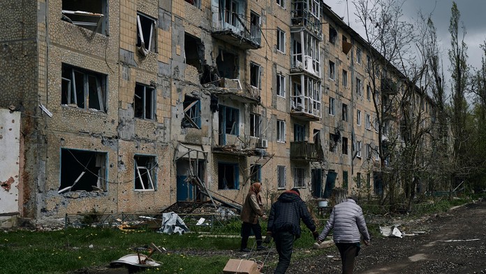 Zničená obytná budova na Ukrajine.