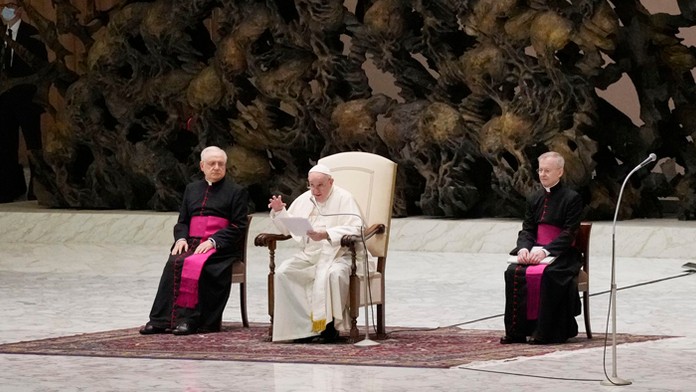 Pápež František prednáša posolstvo o očkovaní.