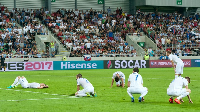 Zdrvení slovenskí reprezentanti po góle Adama Lallanu v kvalifikácii proti Anglicku.