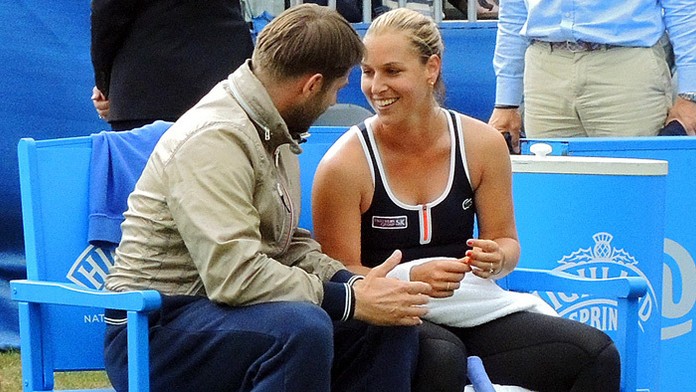 Dominika Cibulková a tréner Matej Lipták na turnaji v anglickom Eastbourne. 