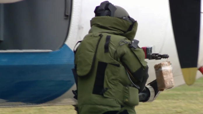 Pyrotechnik odstraňuje atrapu bomby