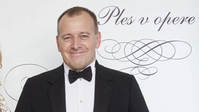 Prvé zábery na moderátorku Plesu v opere. Jej róba je veľkolepá