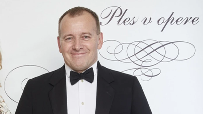 Prvé zábery na moderátorku Plesu v opere. Jej róba je veľkolepá