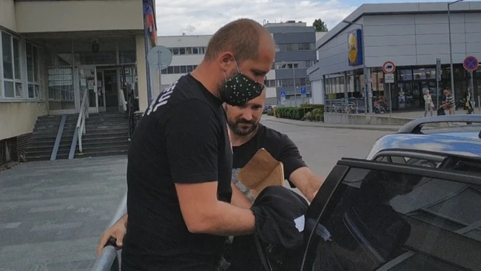 Erik záutočil na mladíka nožom.