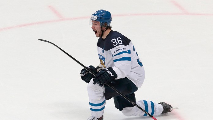 Fínsky hráč Jussi Joking sa teší po strelení gólu v semifinálovom zápase MS v Rusku.