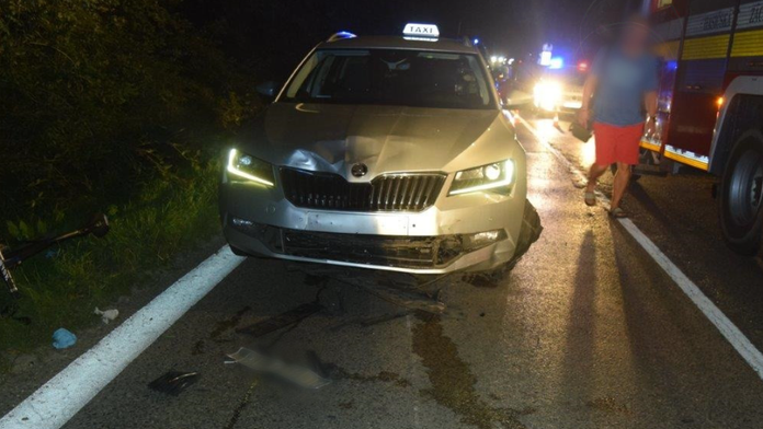 Auto po zrážke s cyklistom v Bratislave na Agátovej ulici.
