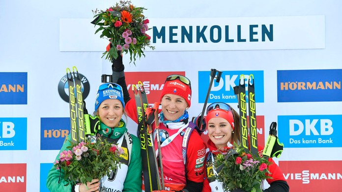 Biatlonistky, zľava druhá Franziska Preussová, víťazka Nasťa Kuzminová a tretia Paulína Fialková v šprinte v Osle na Holmenkolle