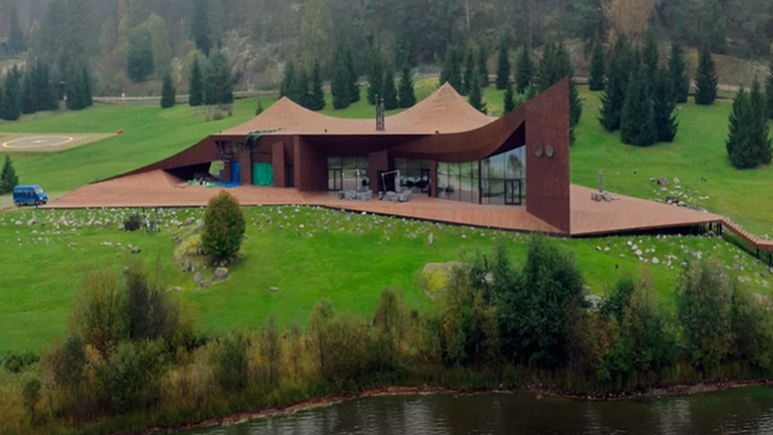 VIDEO: Kúpele, vodopád aj heliport. Unikli zábery údajného tajného sídla Vladimira Putina