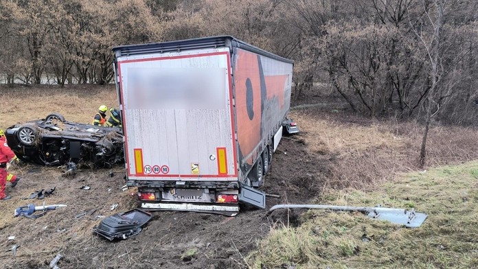 FOTO: Tragickú nehodu pod Strečnom zrejme spôsobil opitý vodič kamióna. Mladý šofér osobného auta nemal šancu prežiť