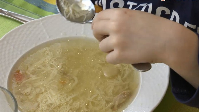 Mamičky bijú na poplach. Jedálničky materských škôl sme preto ukázali odborníkom