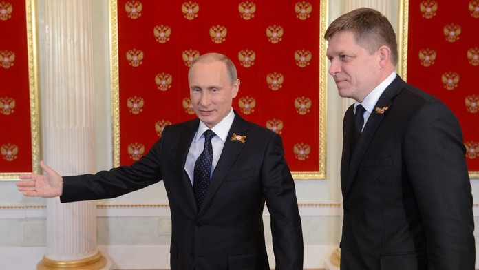 Slovensko je pre Rusko nepodstatné, Fico si svoju pozvánku na Červené námestie vyprosil, tvrdí politológ