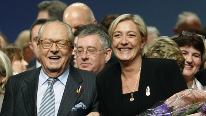  Marine Le Penová sa drží za ruku so svojím otcom, známym francúzskym ultrapravičiarom Jeanom-Marie Le Penom.