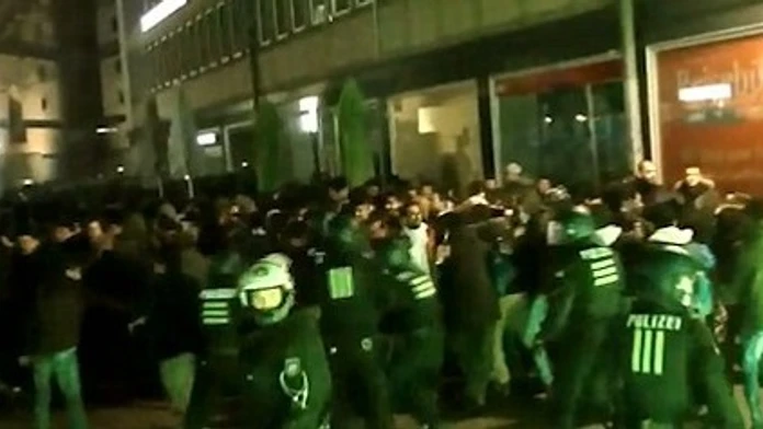 Zúfalý boj kolínskej polície s výtržníkmi