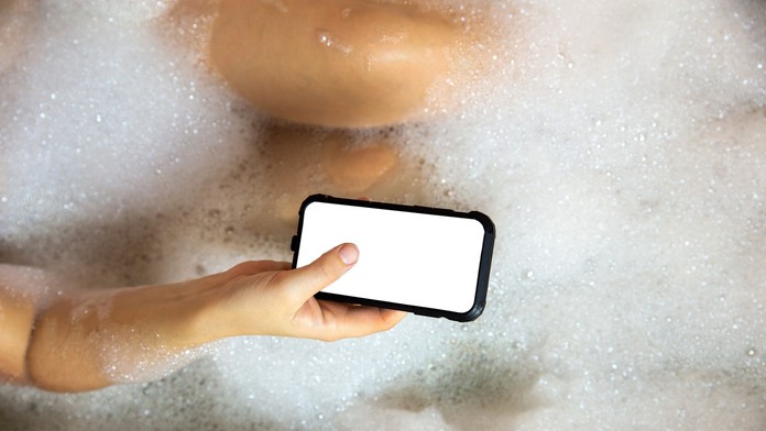 Žena zomrela vo vani, keď držala nabíjajúci sa iPhone. Podľa jej manžela za tragédiu môže výrobca telefónu