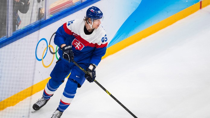 Hokejista Slovenska Michal Čajkovský v zápase s Lotyšskom na ZOH 2022.