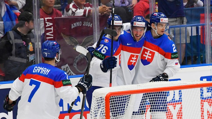 Radosť slovenských hokejistov po góle Martina Pospíšila proti Lotyšsku