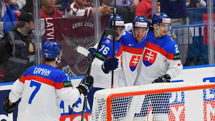 Radosť slovenských hokejistov po góle Martina Pospíšila proti Lotyšsku