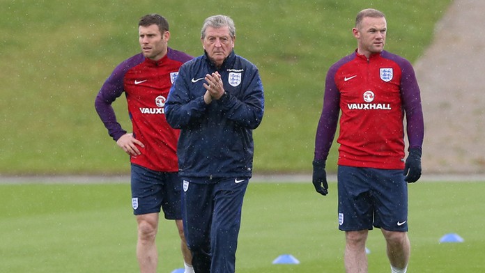 Tréner Anglicka Roy Hodgson s hráčmi Jamesom Milnerom a Wayneom Rooneym počas prípravného kempu pred ME.