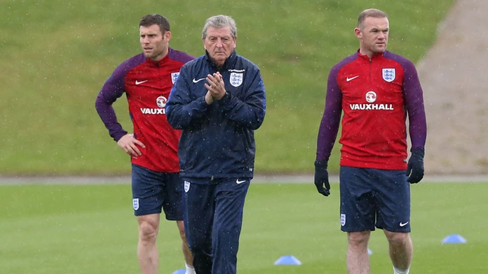 Tréner Anglicka Roy Hodgson s hráčmi Jamesom Milnerom a Wayneom Rooneym počas prípravného kempu pred ME.