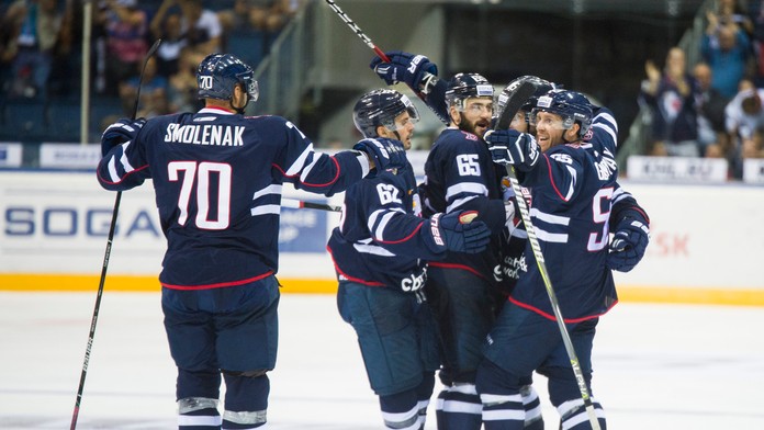 Radosť hráčov Slovana Bratislava po góle v dueli KHL proti Dinamu Minsk.