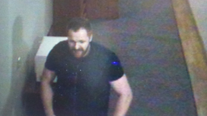 Fotografia muža, ktoréh zachytila bezpečnostná kamera v Prezidentskom paláci.