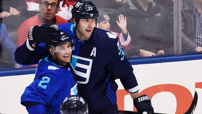 Hráči Tímu Európy Zdeno Chára a Andrej Sekera sa tešia z gólu v 2. finále SP proti Kanade.