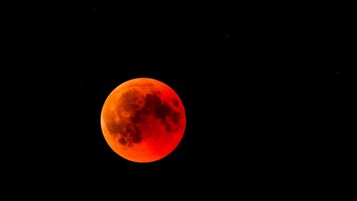 Nebeské divadlo, ktoré si nemôžete nechať ujsť: Na oblohe sa objaví krvavý Mesiac