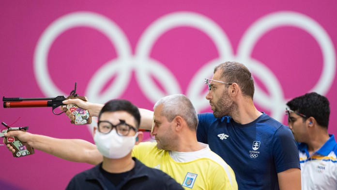 Juraj Tužinský v kvalifikácii vzduchovej pištole na 10 metrov počas XXXII. letných olympijských hier v Tokiu