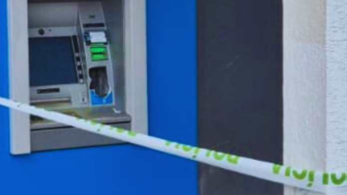 Na snímke poškodený bankomat v Brezne.