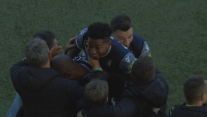 Hráči Dunajskej Stredy oslavujú gól na pôde Žiliny.