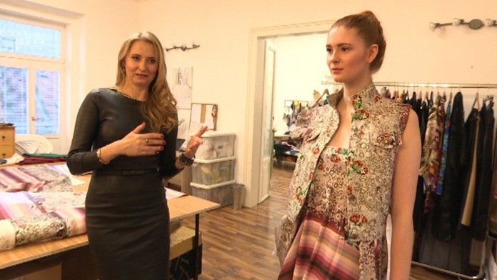 Módna návrhárka Jitka Klett s modelom.