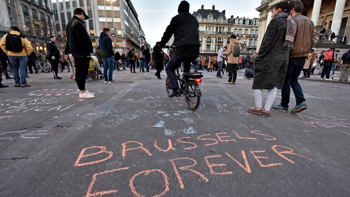 Na snímke cyklista prechádza na ceste okolo nápisu "Navždy Brusel " v centre belgickej metropoly.