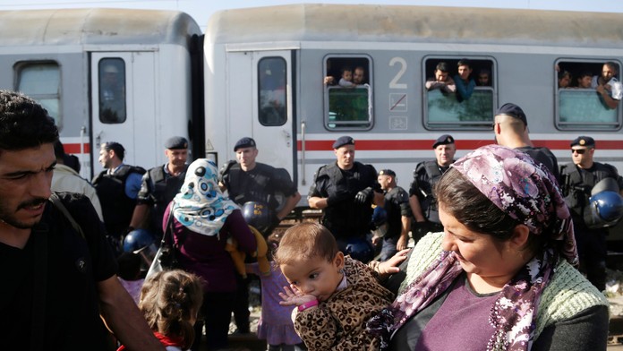 Utečenci sa pokúšajú dostať na vlak v chorvátskom meste Tovarnik.