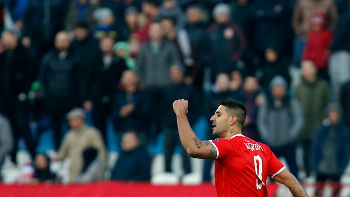 Srb Aleksandar Mitrovič v dueli Ligy národov proti Čiernej Hore.