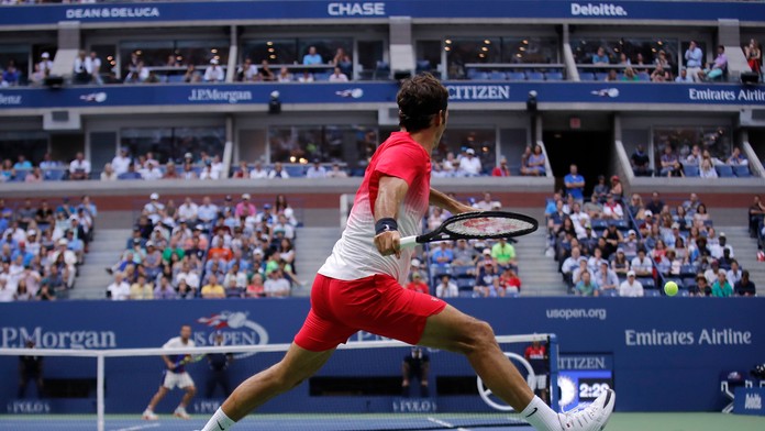 Roger Federer v druhom kole US Open proti Mikhailovi Južnijmu.