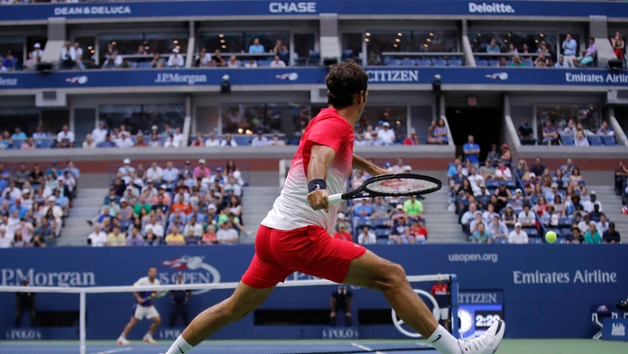 Roger Federer v druhom kole US Open proti Mikhailovi Južnijmu.