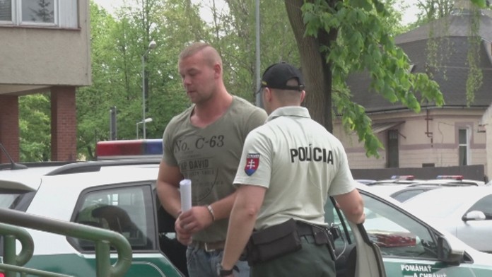 Video začína tým, že žena vchádza do konkatedrály sv. Mikuláša v Prešove. 