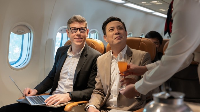 Pasažieri lietadla (ilustračná snímka)