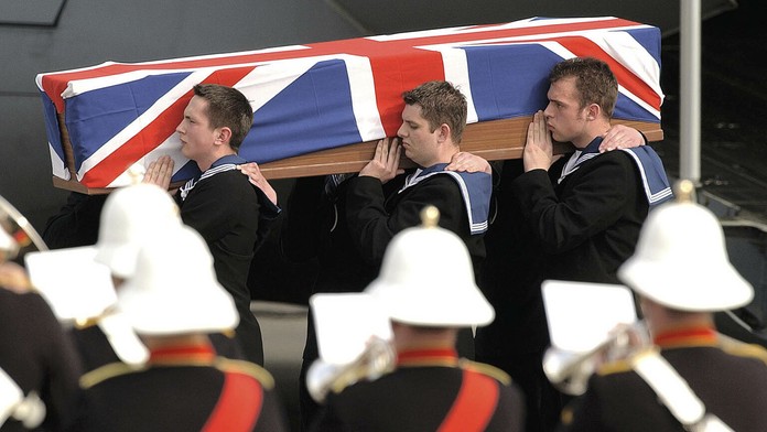 Rakva s pozostatkami britského námorníka.