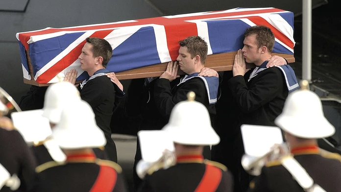 Rakva s pozostatkami britského námorníka.