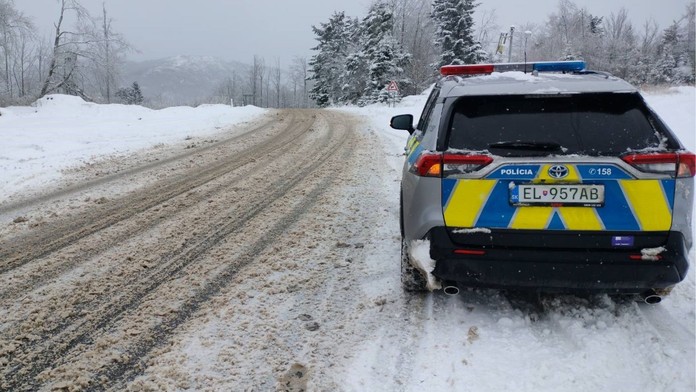 Sneh na cestách je často nepriateľom šoférov. Prečítajte si rady, ako jazdiť bezpečne