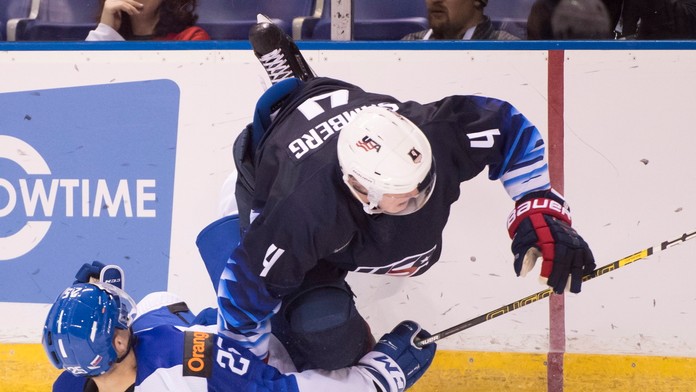 Americký brankár Kyle Keyser likviduje pokus Filipa Krivošíka v dueli MS do 20 rokov.