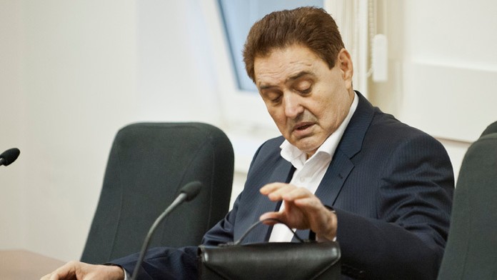 Muž s autom zámerne zrazil cyklistov.