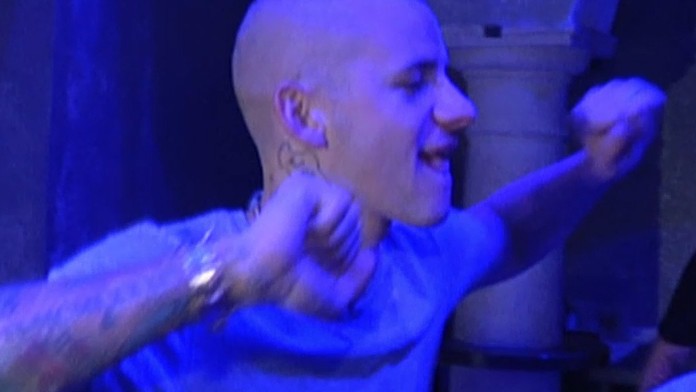 Zábery, ako sa Weiss zabával krátko predtým, než ho zastavila polícia