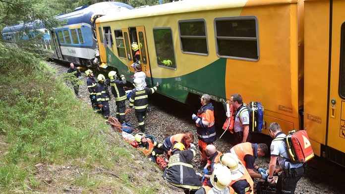 Vlakové nešťastie v Česku pri stanici Pernink