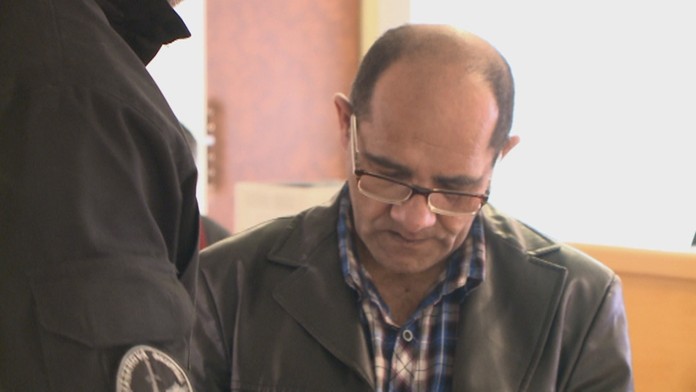 Muž, ktorý dobodal manželku priamo v policajnom aute, sa postavil pred súd. 